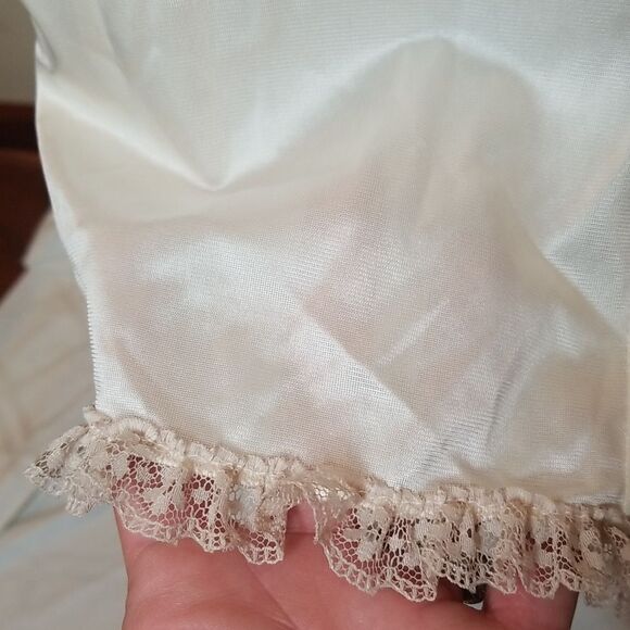 Vintage Womansl Slip With Lace Detail flawless! - Picture 2 of 4